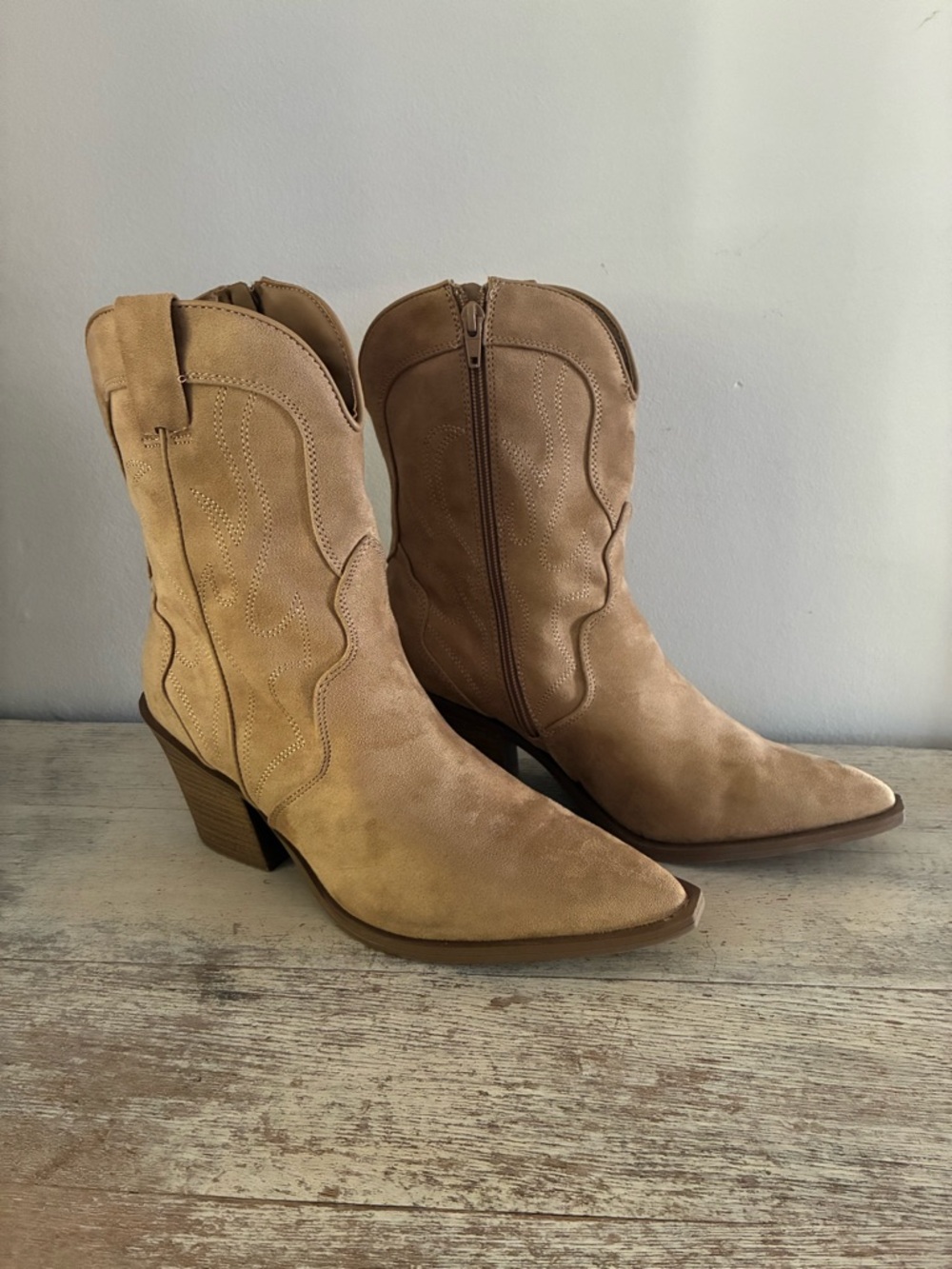 Universal Thread Tan Cowgirl Boots Size 9.5